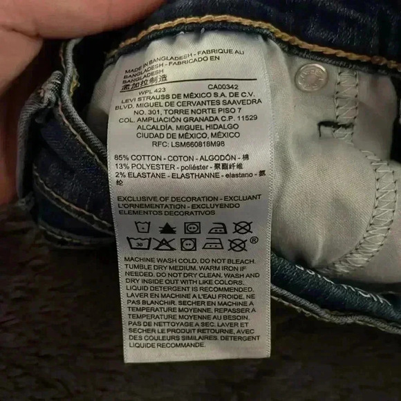 🌼 Levi’s high-rise distressed shorts - Picture 3 of 5